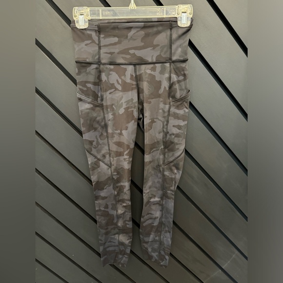 Lululemon black camo leggings 4 - Picture 1 of 3